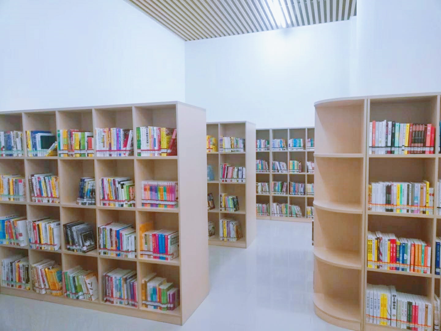 étagère à livres en bois