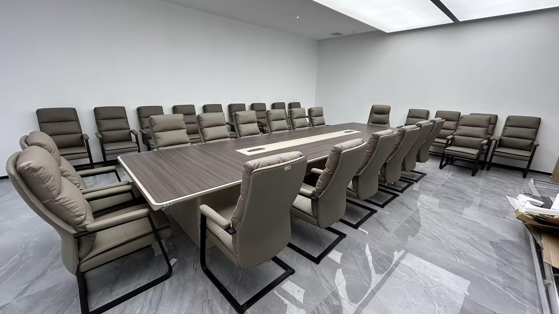grande table de salle de conf&eacute;rence