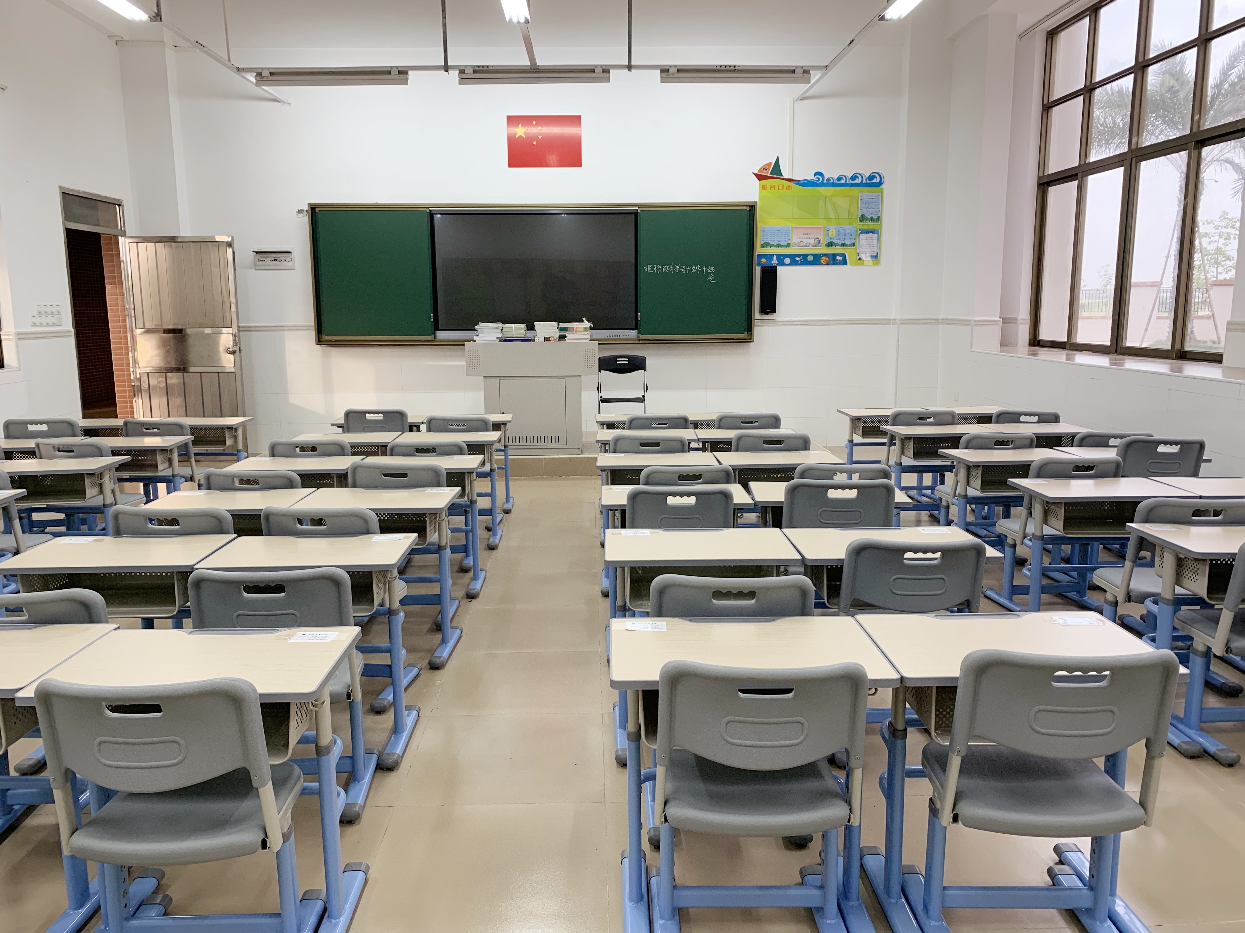 Bureau de classe en plastique
