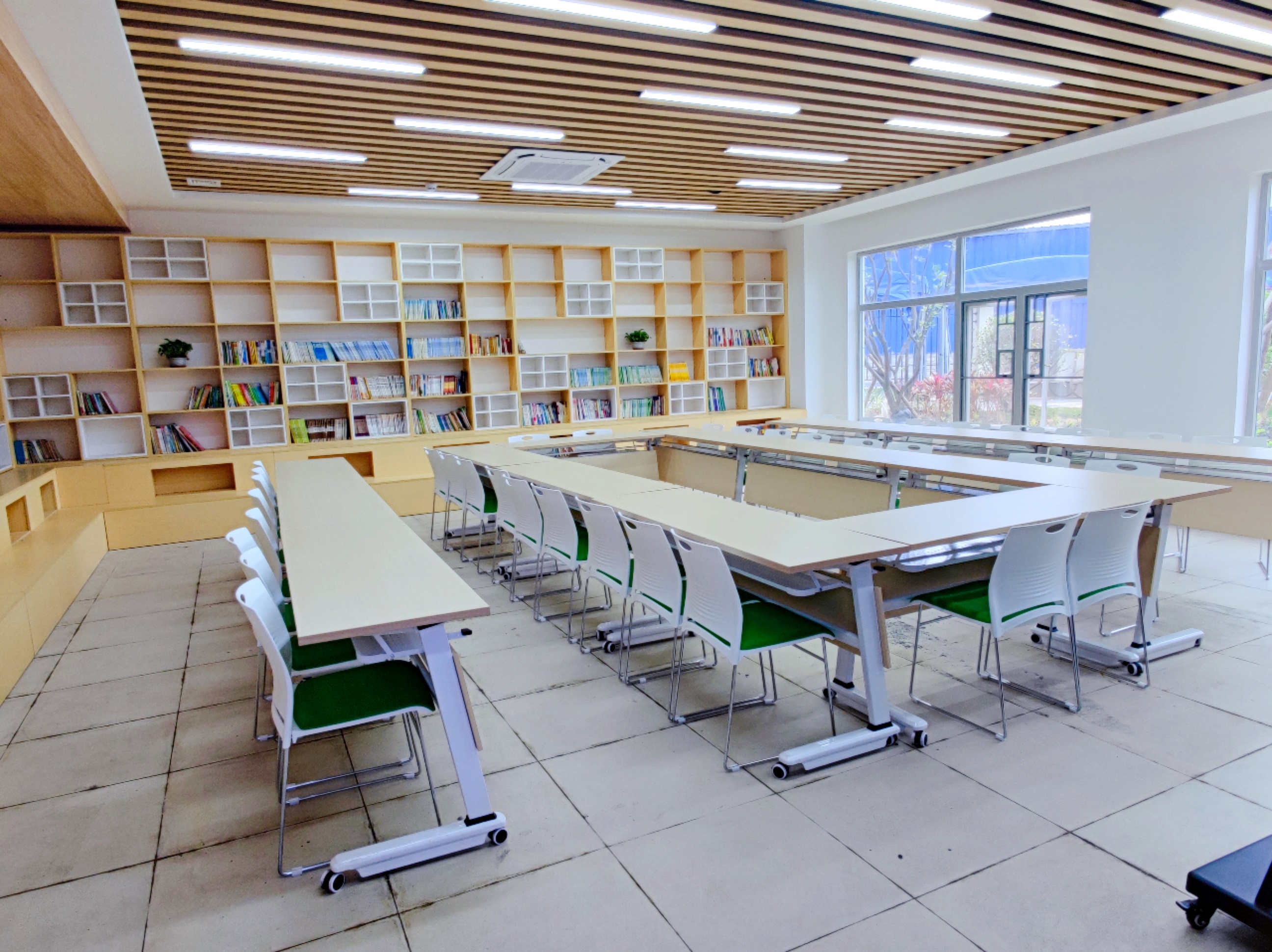 Bureau de classe en plastique