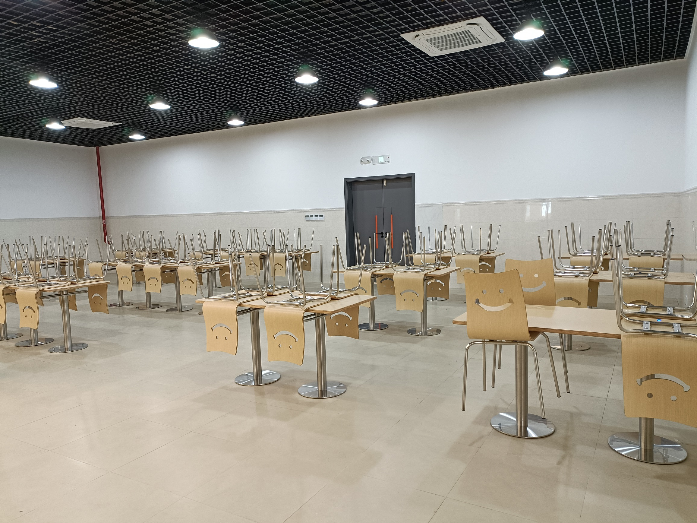 Tables et chaises de pause déjeuner