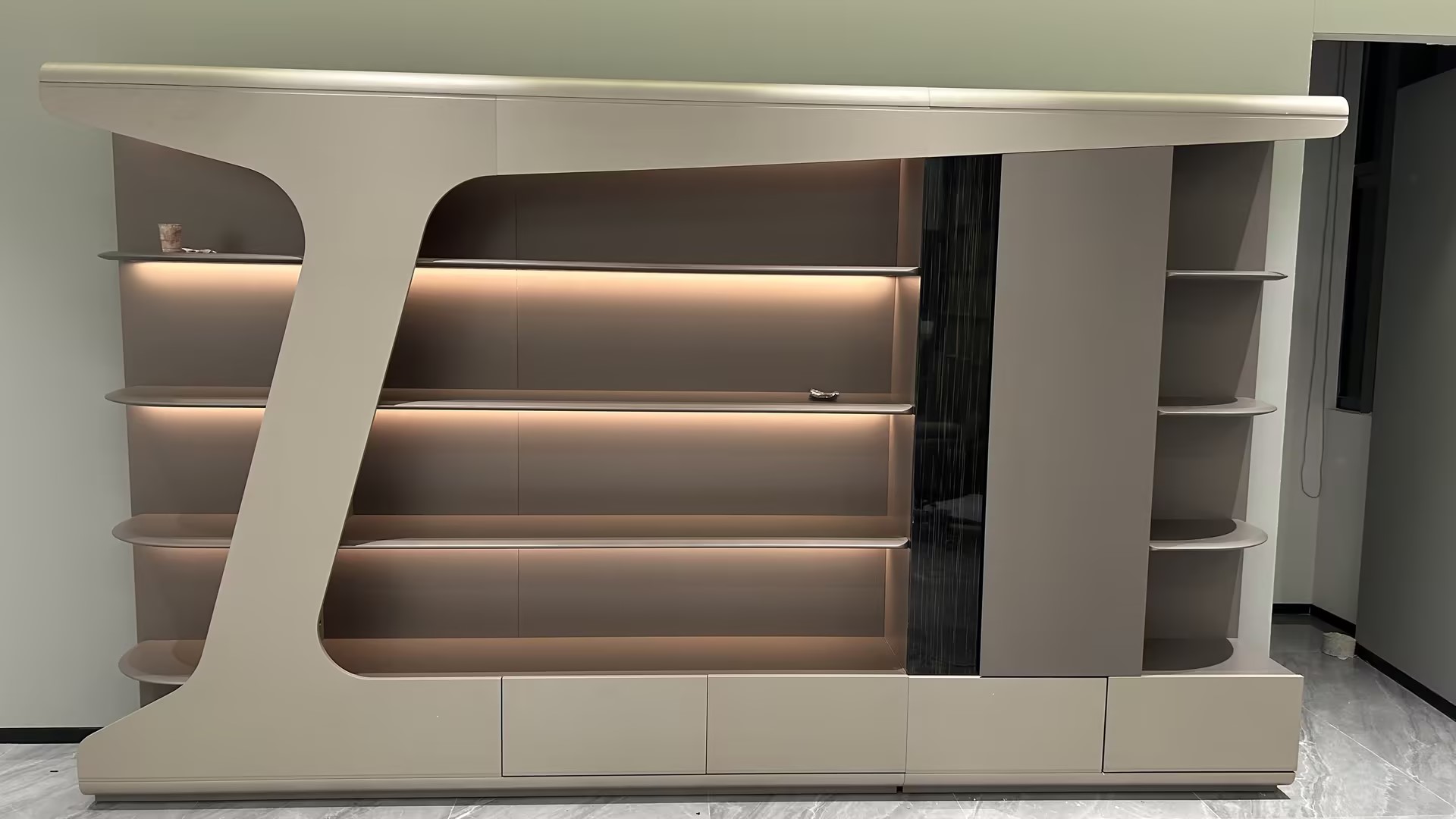 grande biblioth&egrave;que avec bande LED