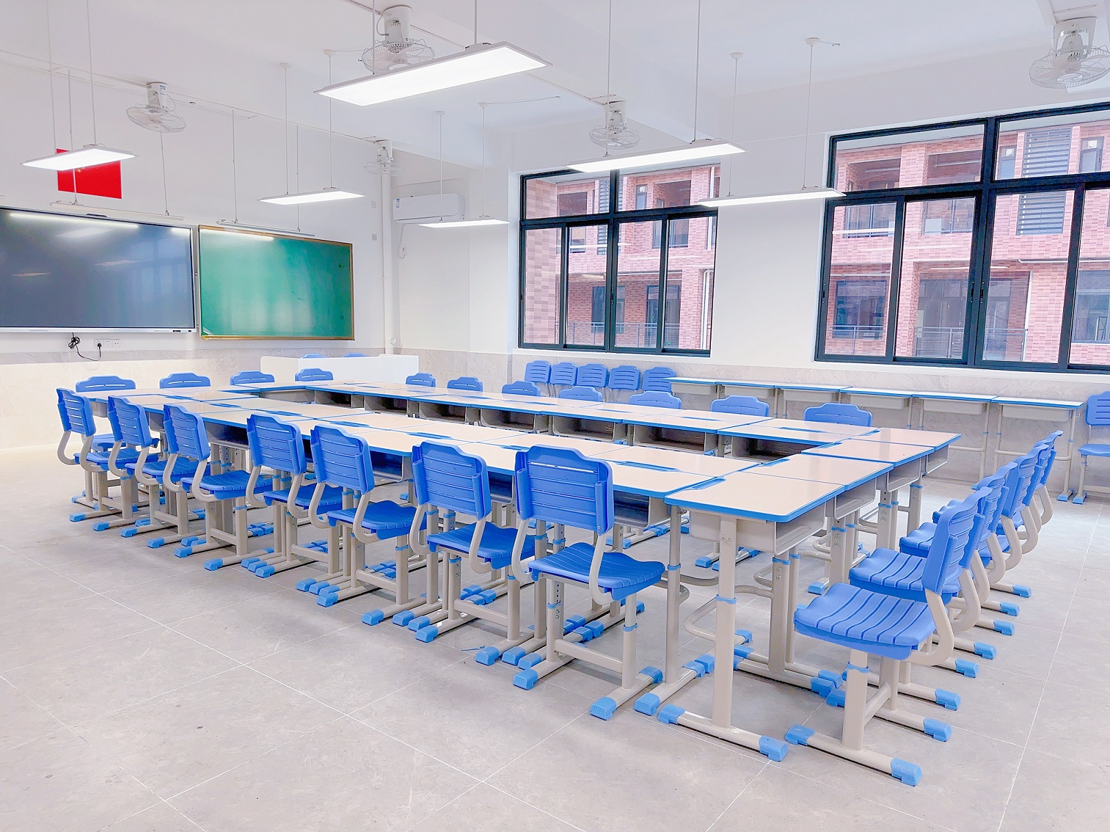 Bureau de classe en plastique