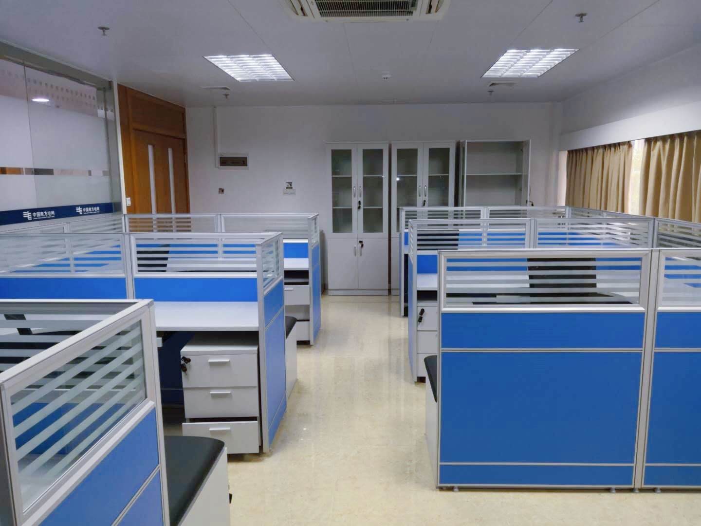 Table du personnel de bureau pour 4 personnes