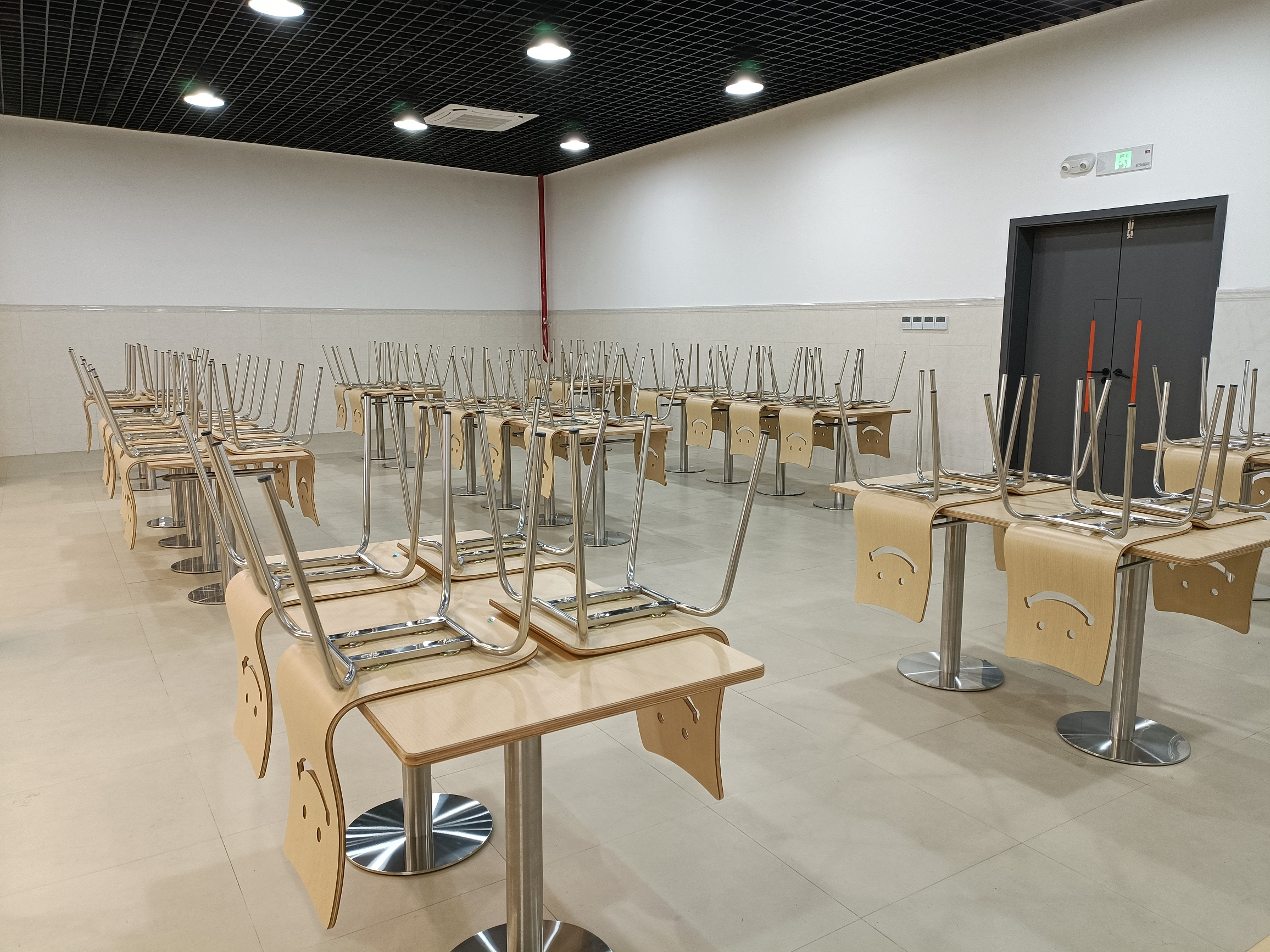 Tables et chaises de pause déjeuner