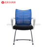 Chaise de conférence de bureau en maille bleue moderne, chaises de bureau rembourrées avec cadre blanc