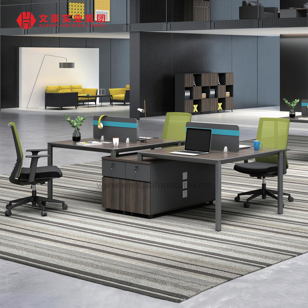 Conception de bureau personnalisée avec cloison en verre mobile temporaire et configuration flexible du poste de travail